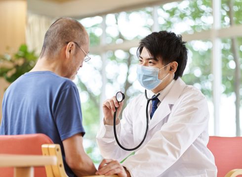 診察をする男性医師