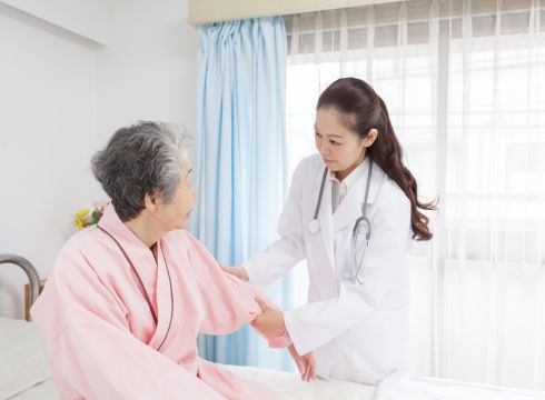 診察をする女性医師